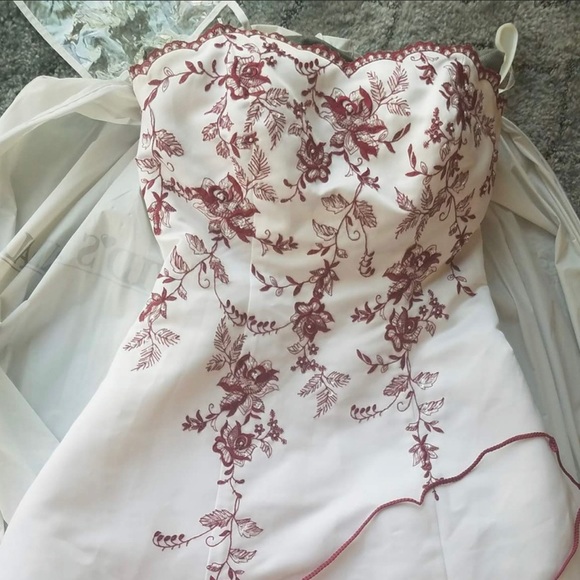 David’s Bridal Deep red accented wedding dress with matching vail   Size 4 - Picture 8 of 15